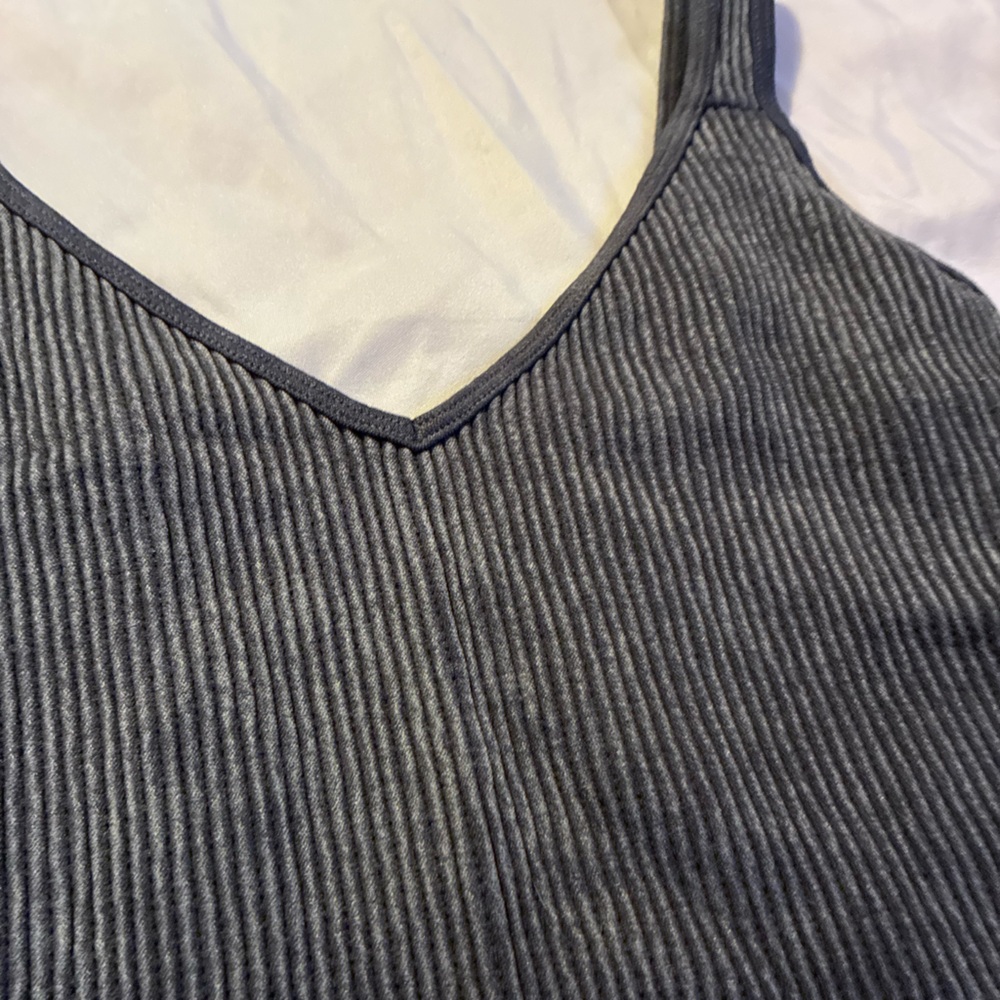 Bella Seamless Ribbed Cropped V Neck Tank - Picture 3 of 5